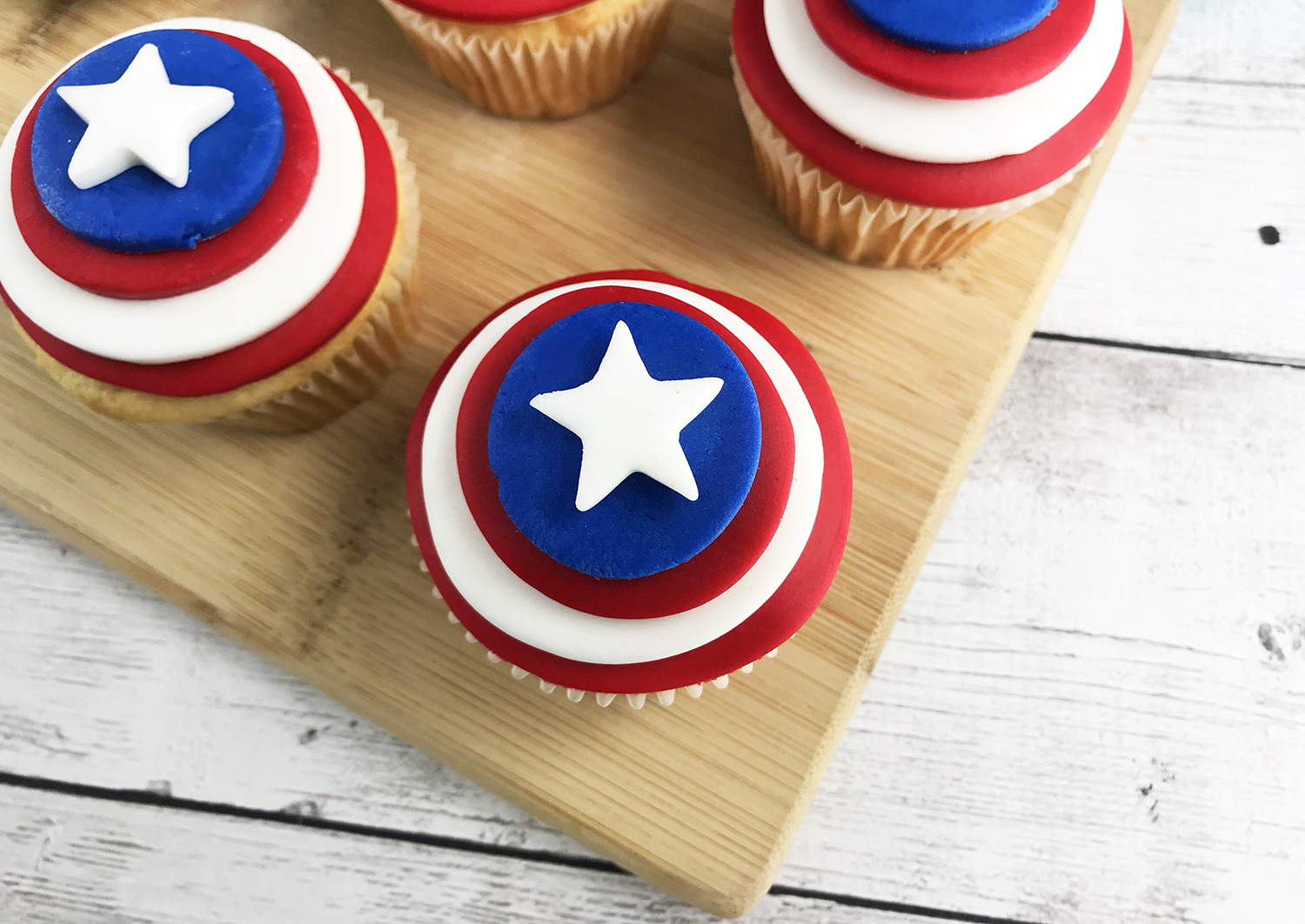 Captain America Cupcakes – MacDaddy Cakes