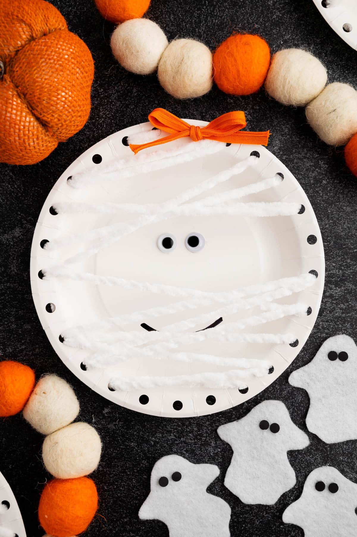 https://www.happinessishomemade.net/wp-content/uploads/2022/09/Kids-Halloween-Craft-Paper-Plate-Mummy-copy.jpg